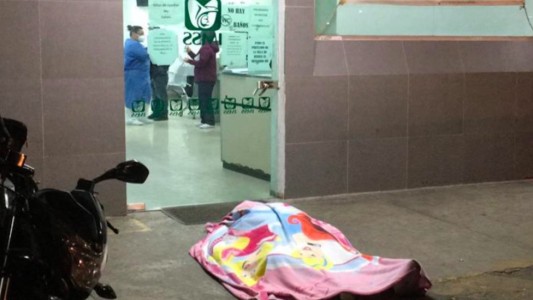 México: Pensaron que tenía covid, no lo atendieron y murió en la puerta del hospital
