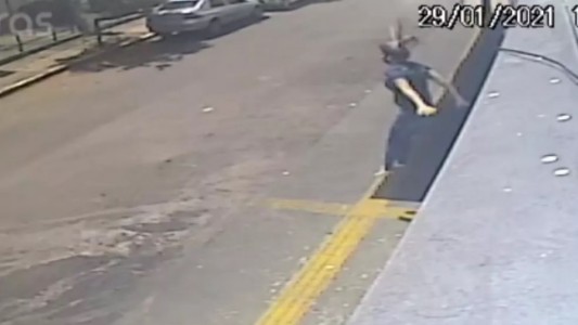 Video: una mujer se tiró al vacío para escapar de un violador