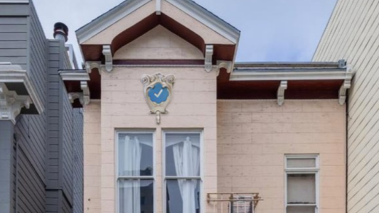 Creó una falsa empresa para verificar casas de famosos y recibió 495 solicitantes de compra