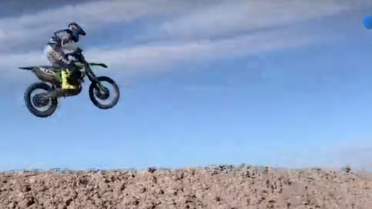 "Saber que se puede": piloto de motocross perdió un brazo en un accidente y sigue corriendo