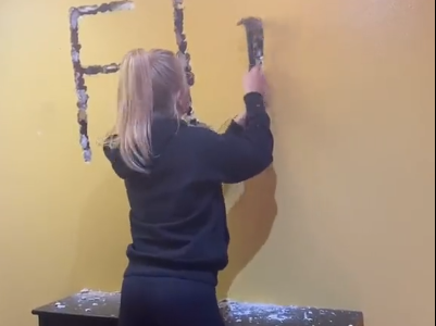 Su novio le fue infiel y ella  le rompió la pared a martillazos: "De parte de tu ex"