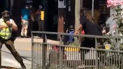 Conmoción en Chile por la muerte de un malabarista en manos de un Carabinero en la calle