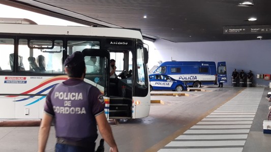 Paro de interurbanos: con una fuerte custodia policial, Buses Lep es la única empresa que circula
