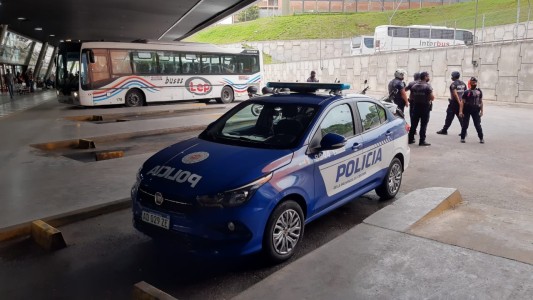Paro de interurbanos: Fuerte operativo policial en la terminal para custodiar Buses Lep