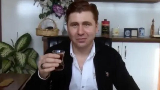 Un hombre intentó matar a su jefe dándole de tomar saliva de un paciente con coronavirus