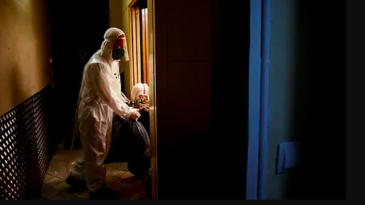 El Vaticano denuncia que los ancianos "fueron tratados cruelmente" durante la pandemia