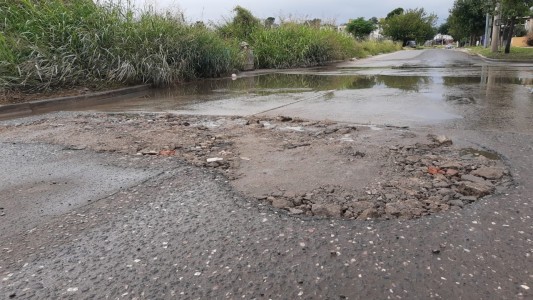 Cansados de esperar una solución, vecinos decidieron tapar el bache de la cuadra