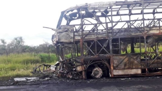 Murió calcinado luego de chocar contra un colectivo que transportaba policías en Santa Fe