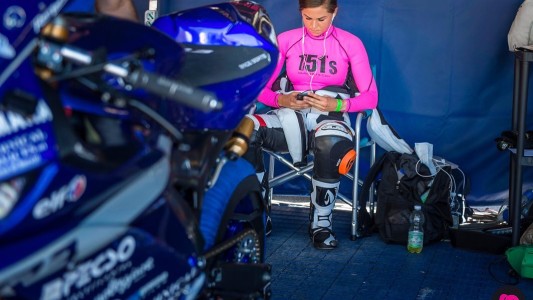 "Basta": una piloto de motociclismo se retiró a los 25 años por el machismo