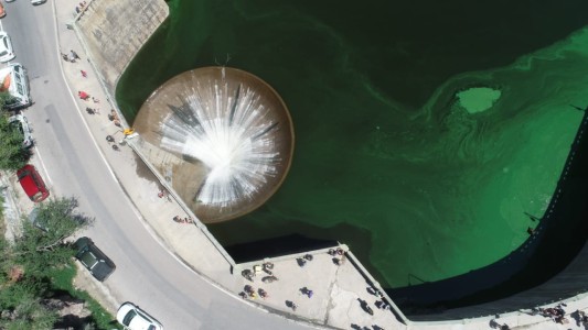 FOTOS Y VIDEOS: espectacular atracción de la cola de novia y el embudo del Dique San Roque