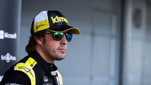 Fernando Alonso fue atropellado por un auto cuando entrenaba con su bicicleta