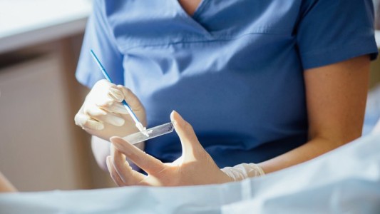 Científicos logran detectar el cáncer de útero con un test de orina