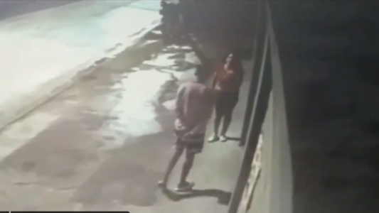 Video: así apuñaló y mató una mujer a su ex novio en la vía pública