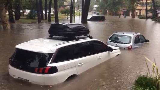 Impactantes imágenes del temporal en Pinamar: autos tapados por el agua
