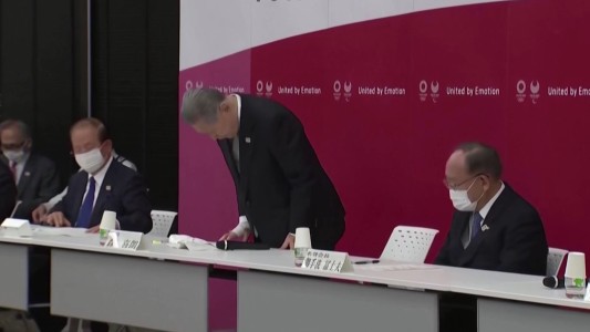 Se quejó de que las mujeres hablaban mucho y tuvo que renunciar