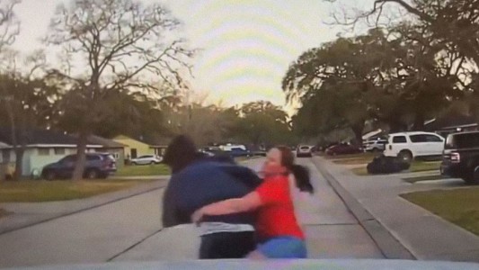 Video: Una mujer derribó a un joven que espiaba por la ventana de la habitación de su hija