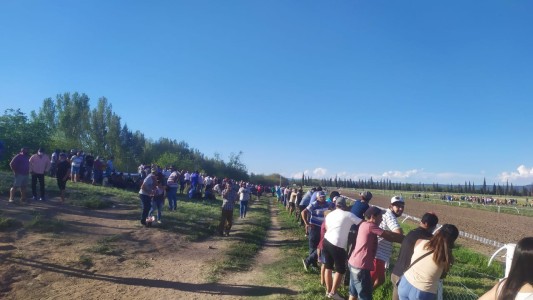 Villa Dolores: suspendieron una carrera de caballos con más de 3 mil espectadores