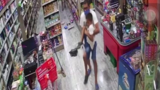 Balearon a un nene de 7 años en un asalto a un supermercado chino