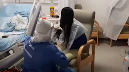 Un guardia de seguridad se ofreció a cortar el pelo a los pacientes con covid-19