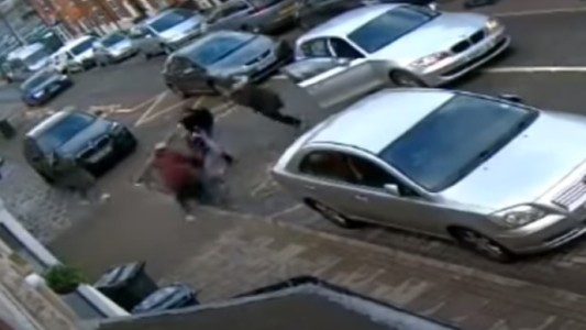 IMPACTANTE VIDEO: Perro atacó a dos nenas y los vecinos se vengaron de un hombre que no era el dueño