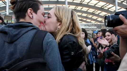 Esperan la apelación al fallo que condenó a una mujer por besar a su esposa en Constitución