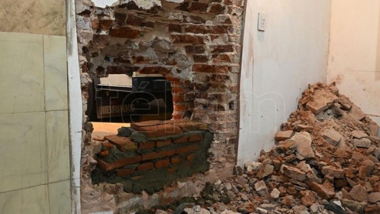 Toman de rehén a una familia y abren un boquete en su casa para robar una empresa de caudales
