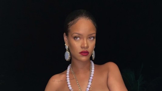 Polémica por una foto de Rihanna en topless con una imagen del dios Ganesh