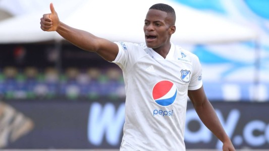 El defensor colombiano Felipe Román llegó a la Argentina para sumarse a Boca