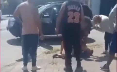 "La gente labura": vecinos detuvieron y desnudaron a un menor acusado de robar una bicicleta