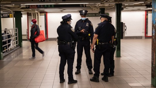 Policías de Nueva York atacan a un sospechoso y lo golpean en la cabeza