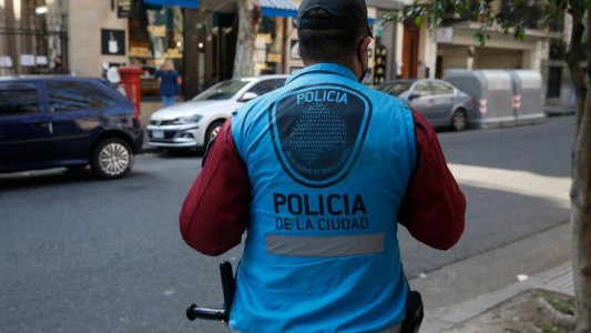 Ahogó a una mujer en un balde de agua, apuñaló a otra y se entregó a la Policía