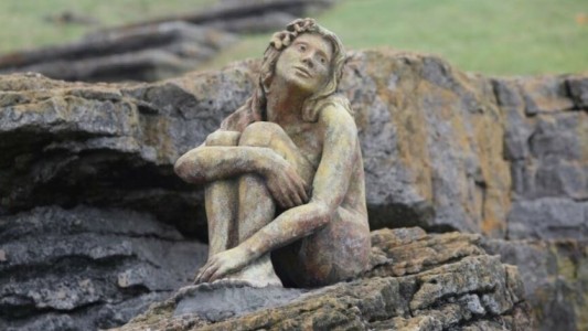 Se develó el misterio: el autor de la escultura de Playa Chica es un médico cirujano y la donará al municipio