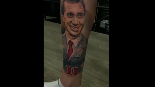 VIDEO: se tatuó a Bilardo en una pierna para homenajearlo