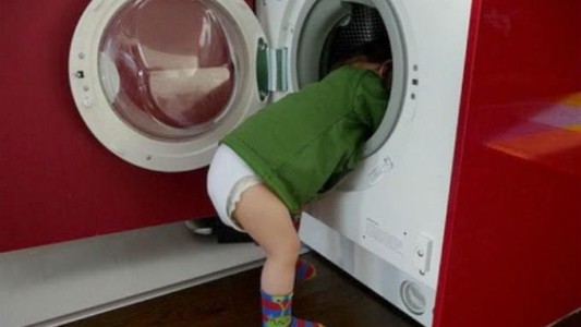 Un nene que jugaba a la escondida, se metió en el lavarropas minutos antes de que lo enciendan y murió