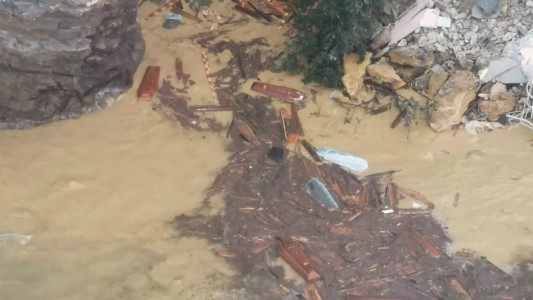 Decenas de ataúdes flotando en el mar por derrumbe de un cementerio en Italia