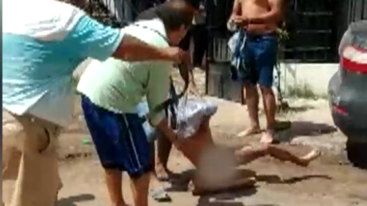 El video del ladrón al que detuvieron, desnudaron y agarraron a latigazos en Nuevo Hogar 3