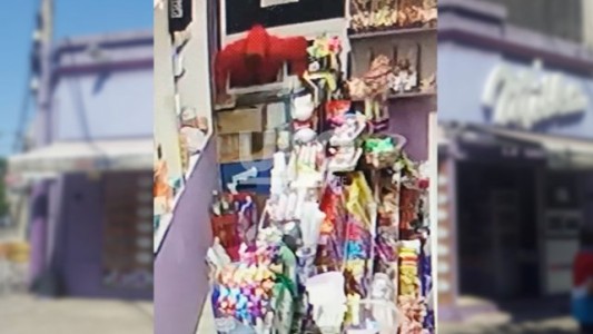 Video: un ladrón "contorsionista" robó un kiosco en menos de un minuto