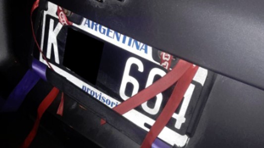 Confirman que es delito alterar la apariencia de la patente de un vehículo