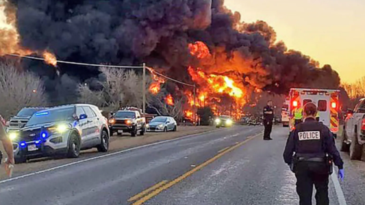 Texas: Un tren petrolero se estrelló con camión de 18 ruedas