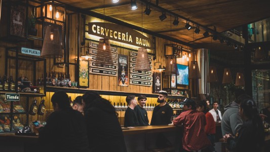 Tardaba mucho en el baño de la cervecería, fueron a verlo y se estaba robando las canillas