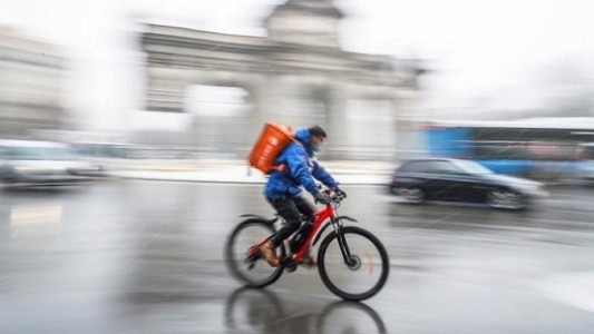 Exigen en Italia la regularización de 60.000 repartidores a domicilio, "tratados como esclavos"