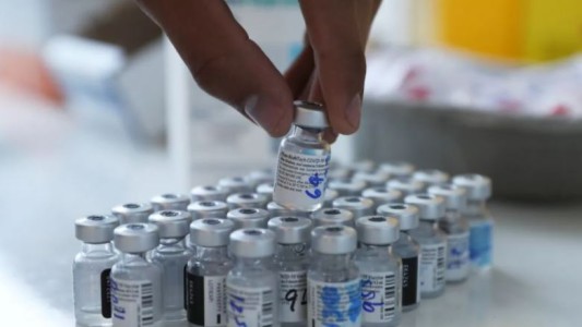 Pfizer comenzó a probar una tercera dosis de su vacuna contra las nuevas variantes del coronavirus
