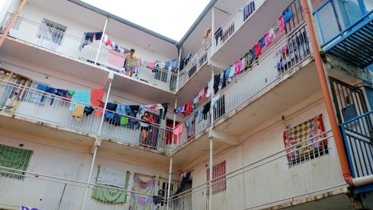 Video: la policía desalojó a una mujer y sus 6 hijos de una pieza del Barrio 31