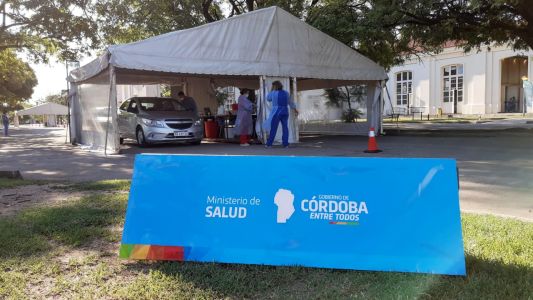 En Córdoba autorizaron la vacunación en autos, para los mayores de 70 años