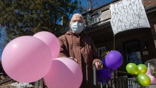 El pedido de cumpleaños de una mujer:  "¡Tengo 94 años! No hay regalos, sólo la vacuna, por favor"