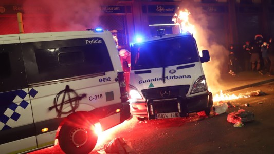 Máxima tensión en Barcelona: Manifestantes incendiaron una furgoneta policial