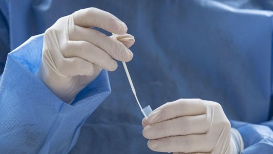 "Sufrimiento psicológico": reclaman a China que deje de hacer test de coronavirus anales a los japoneses