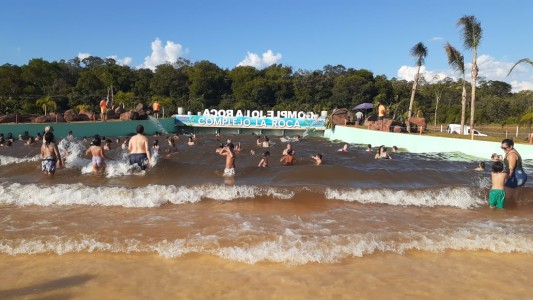"Mar" en Misiones: Instalaron una pileta con olas para incentivar el turismo