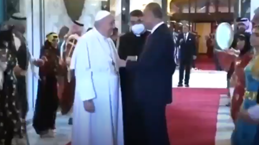 El alegre recibimiento del Papa Francisco en Irak