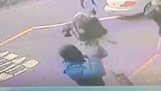 Hacía una nota sobre la ola de robos en la zona y le robaron la cámara en vivo